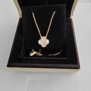 🎁🎆Van Cleef & Arpels🎁🎆 Vintage Alhambra Pendant Necklace